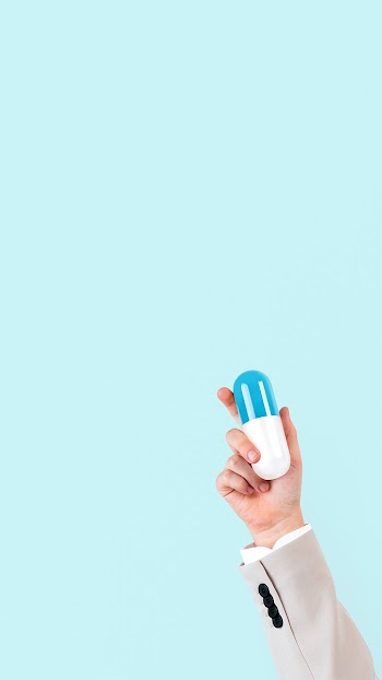 Hand holding medicine in health concept | Free stock photo | High Resolution image
