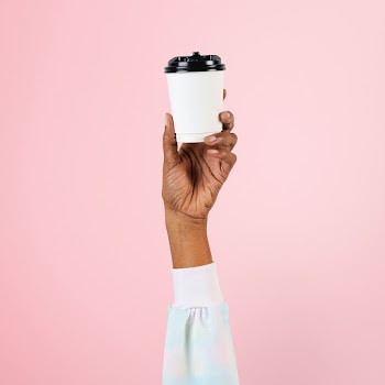 Hand holding paper cup  for food concept | Free stock photo | High Resolution image