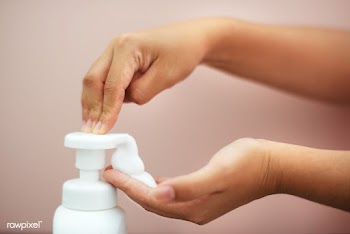 Hand pumping foam soap from a bottle  | Free  photo - 2295969