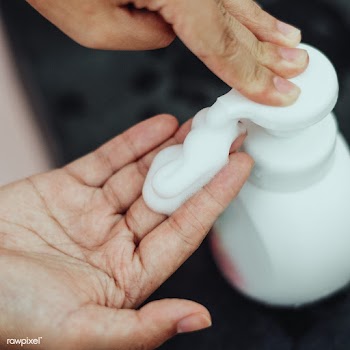 Hand pumping foam soap from a bottle  | Free  photo - 2296806
