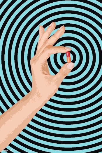 Hand showing a capsule | Free  photo - 2302944