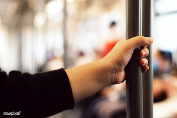 Hand touching a coronavirus contaminated train handrail | Free  photo - 2292904