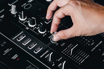Hand Turning DJ Board Nob