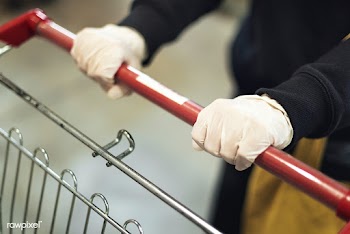 Hand wearing a latex glove while pushing a shopping cart to prevent co.. | Free  photo - 2296350