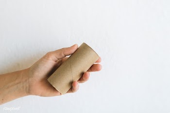 Hand with an empty tissue paper roll on a white background | Free  photo - 2313649