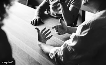 Hands doing an explaining gesture | Free stock photo - 384500