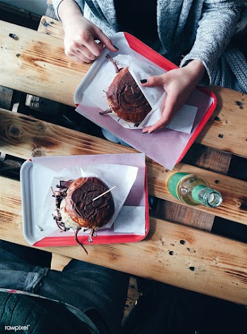 Hands holding pulled pork burger | Free public domain photo - 447714