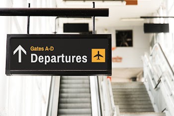 Hanging sign mockup in front of an escalator | Free stock psd mockup - 534775