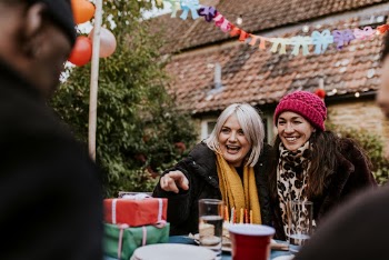 Happy friends at a birthday | Free Photo - rawpixel