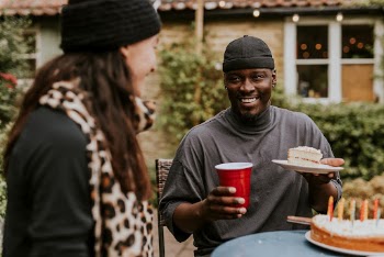 Happy friends at a birthday | Free Photo - rawpixel