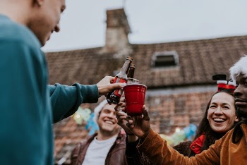 Happy friends toasting to celebrate | Free Photo - rawpixel