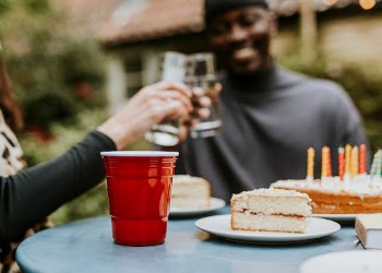 Happy friends toasting to celebrate | Free Photo - rawpixel