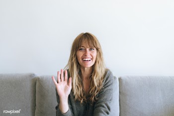 Happy woman at home during coronavirus quarantine  | Free  photo - 2328675