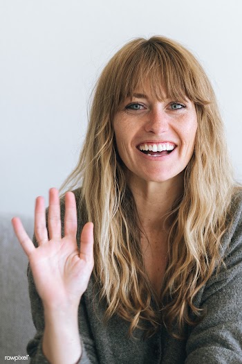 Happy woman at home during coronavirus quarantine  | Free  photo - 2330325