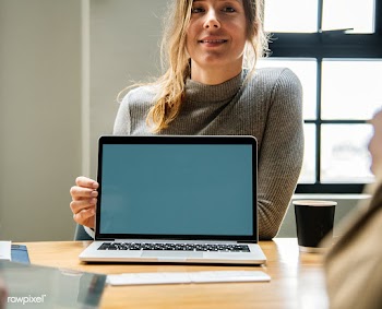 Happy woman with a blank laptop screen | Free stock psd mockup - 414332