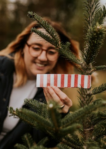 Happy woman wrapping up the tip | Free Photo - rawpixel