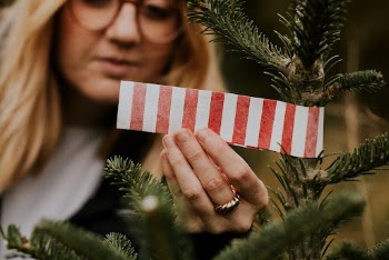 Happy woman wrapping up the tip | Free Photo - rawpixel