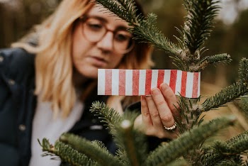 Happy woman wrapping up the tip | Free Photo - rawpixel