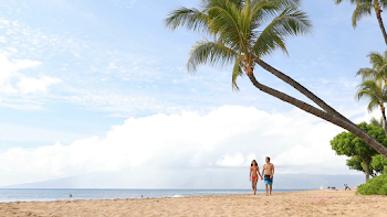 Hawaii beach vacation couple walking - people lifestyle. Kaanapali ...