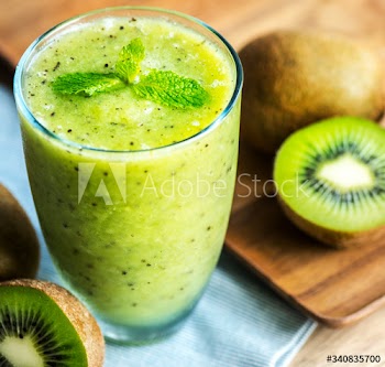 Healthy kiwi smoothie summer recipe