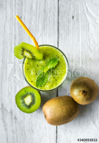 Healthy kiwi smoothie summer recipe