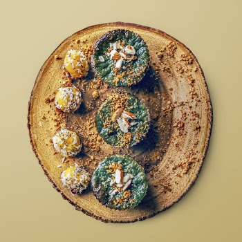 Healthy sweet snack on wooden | Free PSD - rawpixel