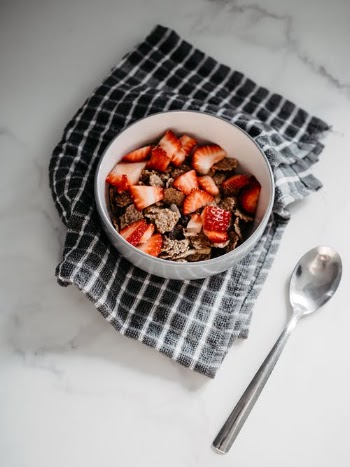 Healthy Vegan Breakfast of Strawberries and Cereals · Free Stock Photo