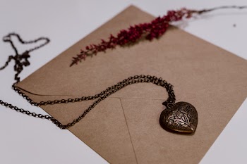 Heart necklace on a craft envelope