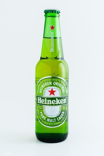 Heineken beer in a glass bottle. JANUARY 29, 2020 - BANGKOK, THAILAND  | Free  photo - 2352102