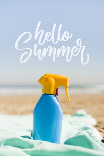 Hello summer bottle at the beach mockup Free Psd