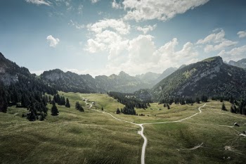 Hiking between the swiss alps