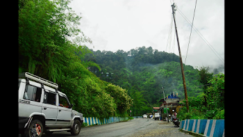 Hilly Roads of Darjeeling covered in fog in rainy season Stock ...