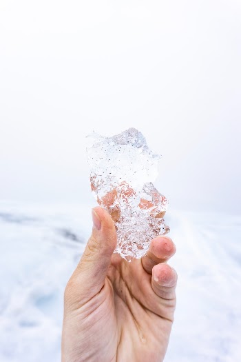Holdingu Ice on the glacier in Austria
