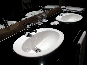 hotelbathroom12.jpg