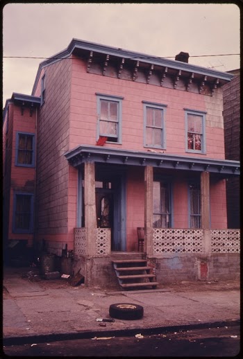 House in the Inner City | Free Photo - rawpixel