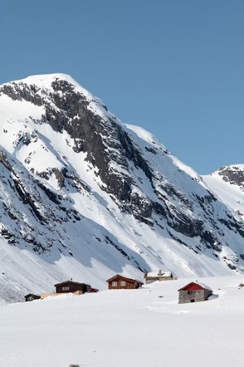 houses near mountain coated with snow
