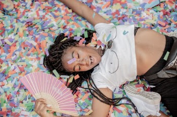 I was walking around at Pride 2019 in New York to portrait interesting people and scenes. 

I found some girls having fun in the confetti and all of a sudden we had a photo shoot on the ground in the middle of the street. 