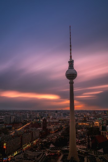 I went to Berlin with some good friends a few weeks ago. We were pretty late for the sunset, but made it just in time. We went up on a terrace of a hotel there to get that view!
I'm really happy with the result of that long exposure. What do you think? 