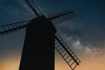 I went to the darkest area near my hometown called "Gülper See". It is part of an area where a very low amount of light pollution is. It is well known by a lot of the astrophotographers, because it's also one of the darkest spots here in Germany. When you want to shoot the amazing nightsky in Germany, then you should definitely visit the "Westhavelland" in Brandenburg!