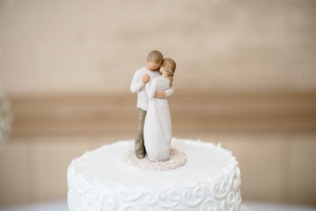 Icing-coated Cake With Couple Hugging Willow Tree Cake Topper
