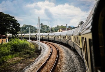 In a sunny April, we set off by the east train. Next, we will see the beautiful scenery on the journey together and share with you.