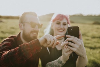 In love couple taking a selfie | Free Photo - rawpixel