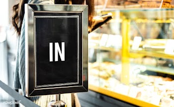 In sign mockup at the front of a cafe | Free stock psd mockup - 545120