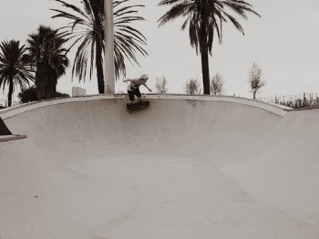 In the early 2000s in Spain, Barcelona has managed to establish itself as a reference for skateboarding worldwide, surpassing legendary cities like San Francisco or New York ...

A pleasant climate all year long, the sea near the city center, cheap life and a more permissive society have pushed many American and European professionals to spend 6 months per year, or even to move there. For a skateboarder, Barcelona finally looks more like a kind of Disneyland, with a number of spots per square kilometer, perfect and natural, completely disproportionate.