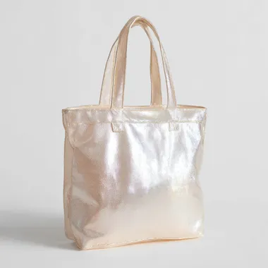 Inflatable Balloon Tote Bag in Airy White Setting Inflatable Balloon Tote Bag in Airy White Setting