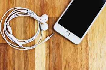 iPhone 6s with headphones 3
