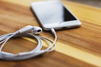 iPhone 6s with headphones 4