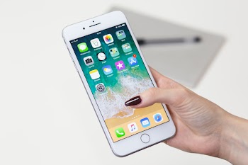 iPhone 8 Plus in female hand