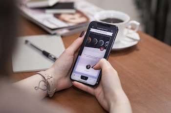iPhone X in female hands 2