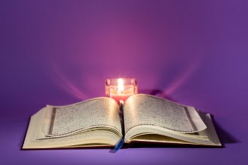 Islamic new year concept with opened quran Free Photo